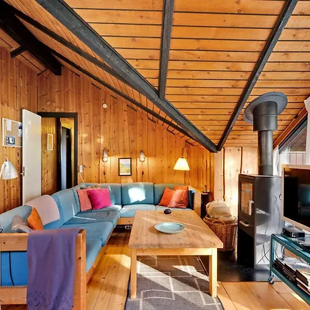 Charming Older With Private Wilderness Hot Tub On Scenic Helgenaes Nyaraló *